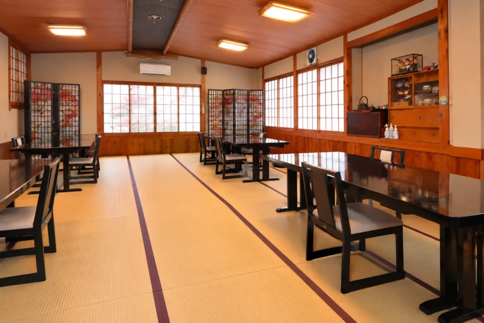 お宿 湯の里の座卓と椅子が並ぶ畳の食事処