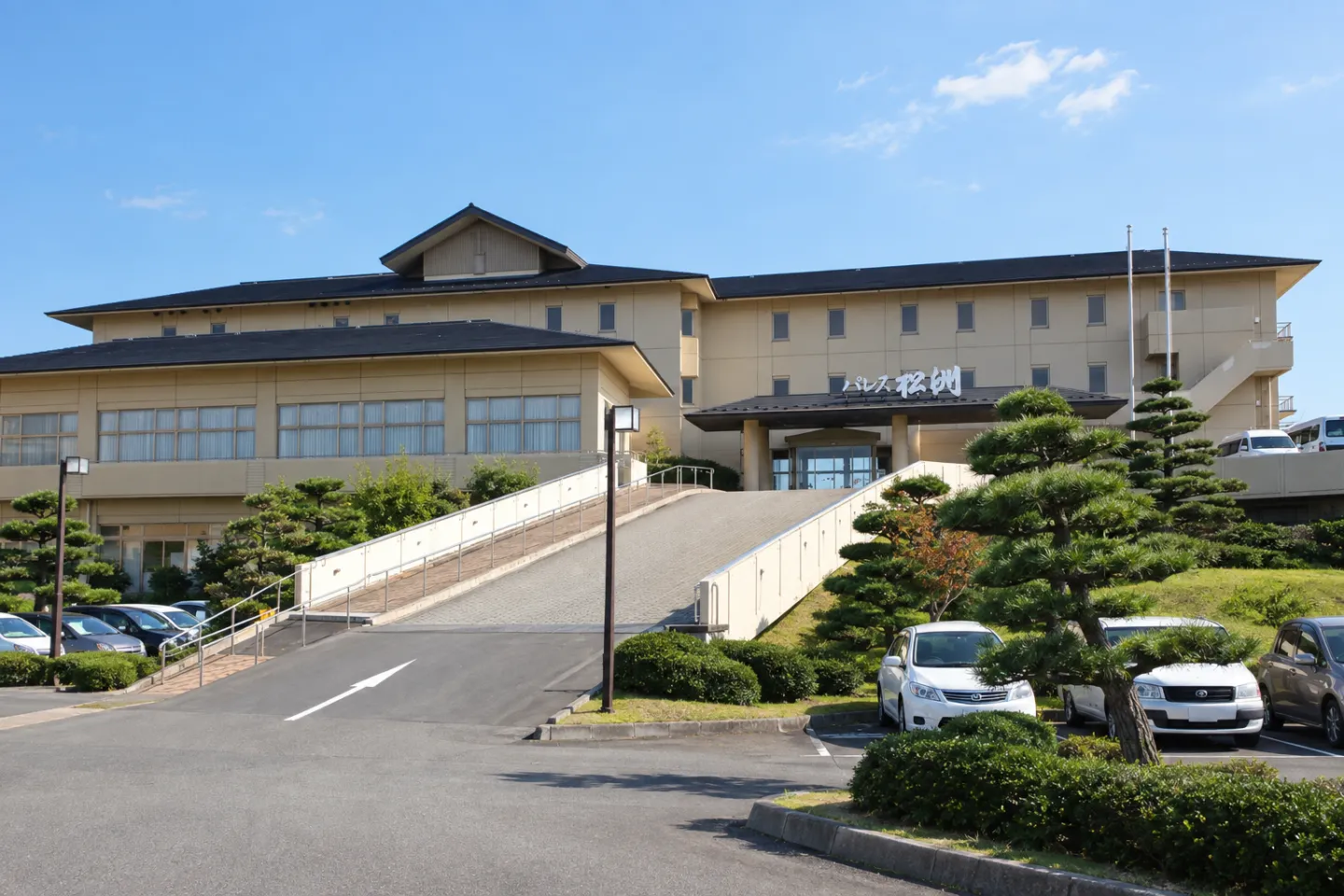 パレス松洲の青空の下に建つ正面外観