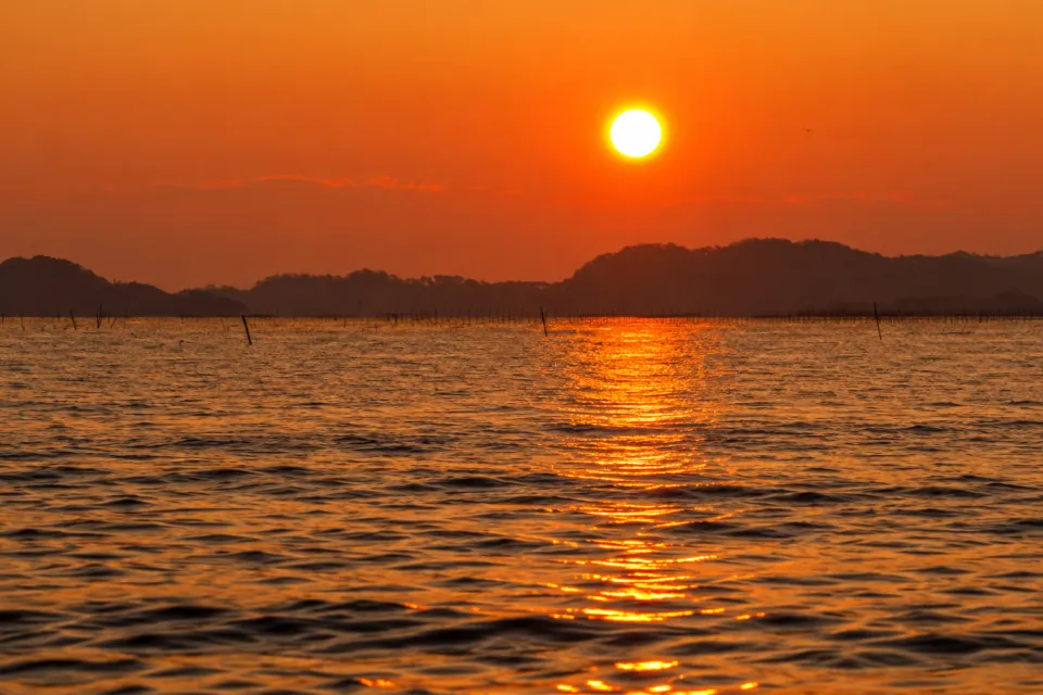 パレス松洲の朝日に染まる松島湾