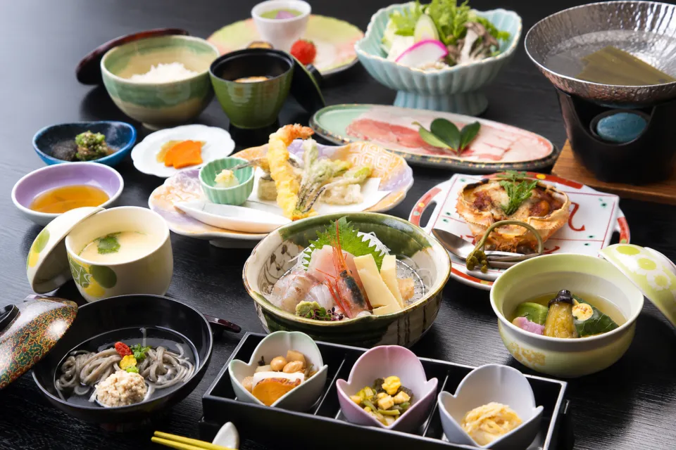 パレス松洲の刺身や天ぷらが並ぶ夕食