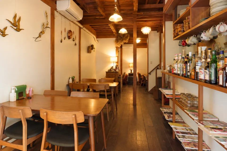 パスタ食堂アントロワの奥まで見渡せる店内