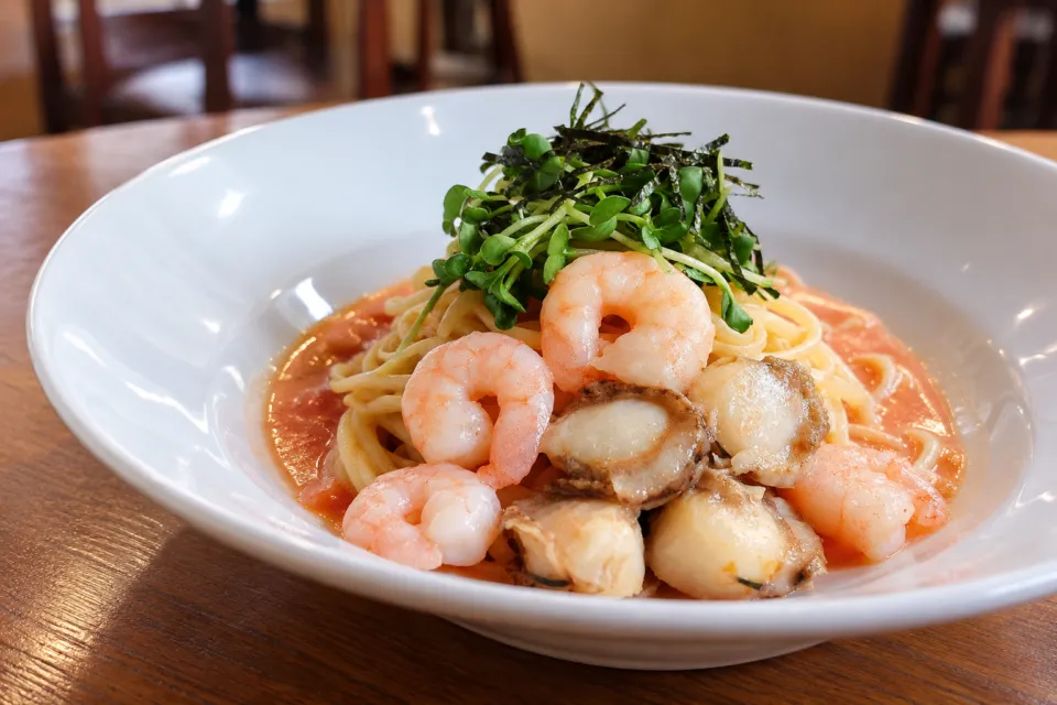 パスタ食堂アントロワの海老とホタテをのせたパスタ