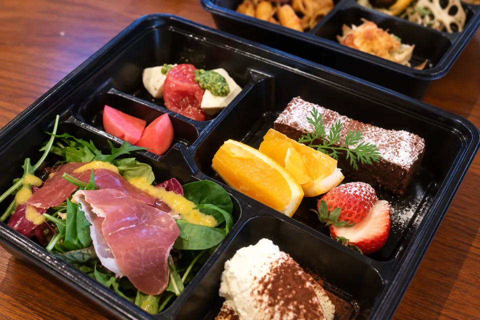 野菜レストラン ポタジエの料理を詰め合わせた二段弁当