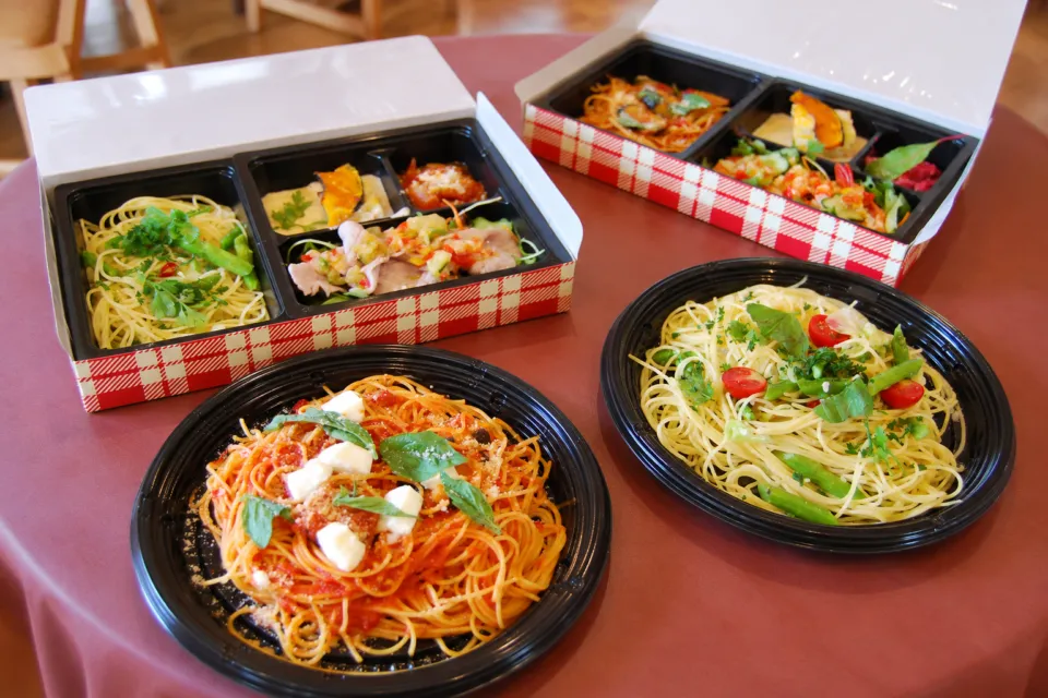 野菜レストラン ポタジエの持ち帰り用パスタと弁当の組み合わせ