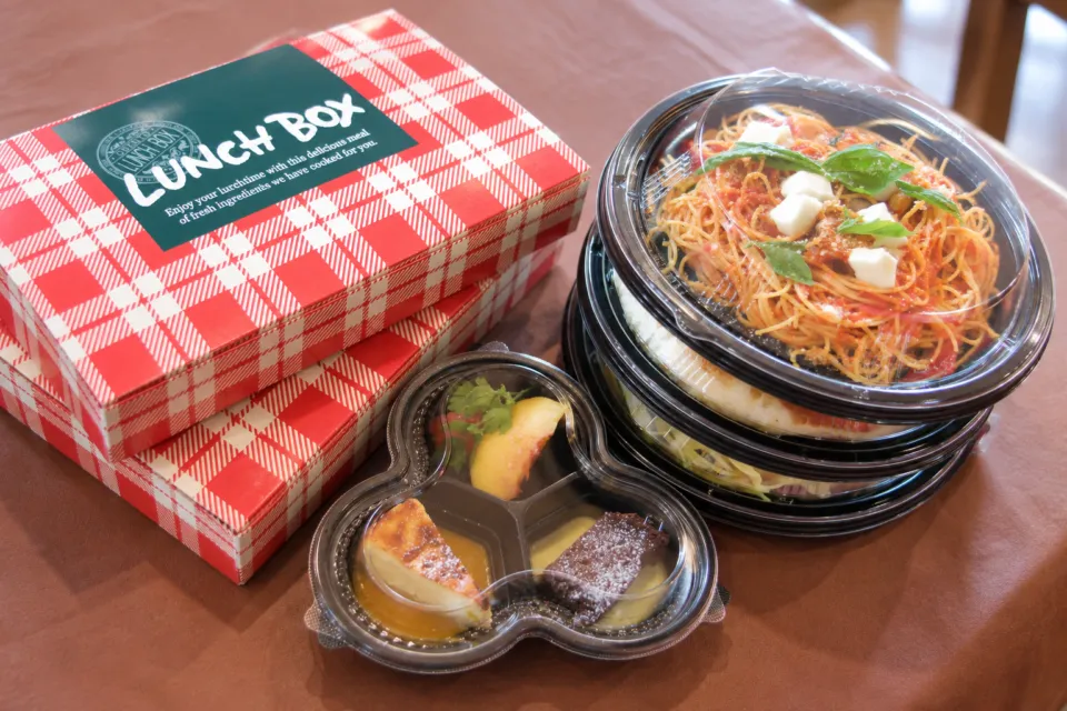 野菜レストラン ポタジエのふた付きの持ち帰り用パスタと弁当箱