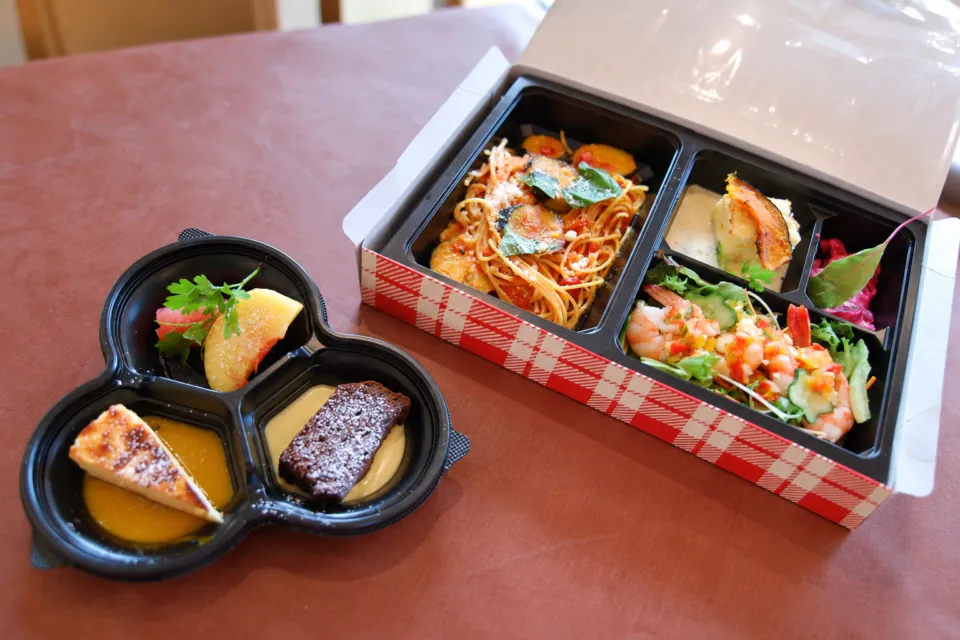 野菜レストラン ポタジエのパスタ入りの弁当と小分けのデザート