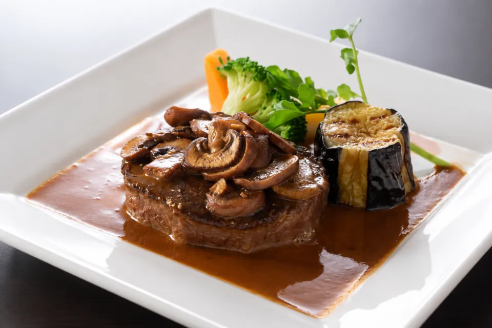 レストランあさひやのきのこソースの牛肉料理