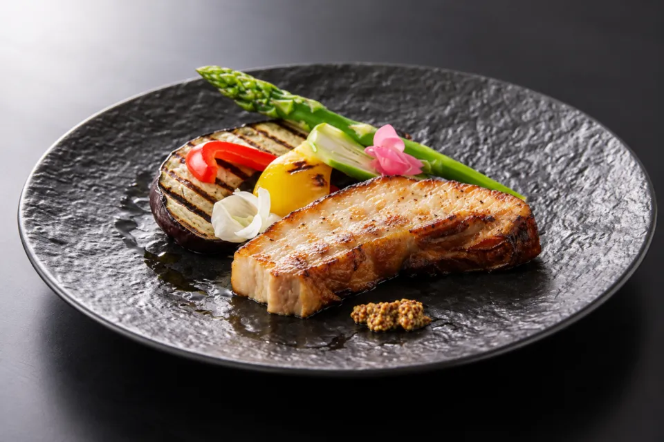 レストランあさひやのグリルした肉と季節野菜の一皿