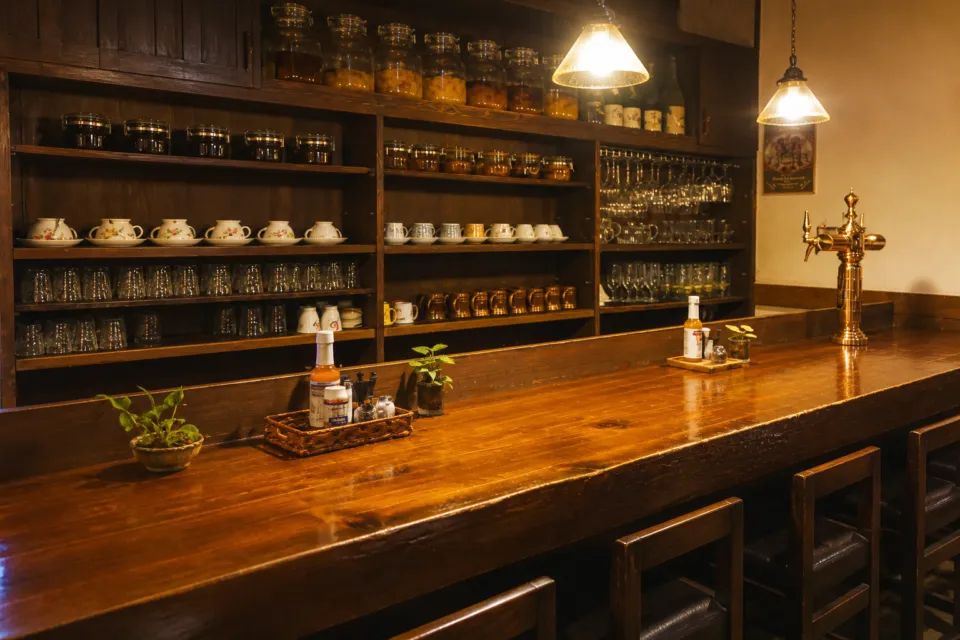 Restaurant＆Cafe わろく屋のカウンター席と食器棚