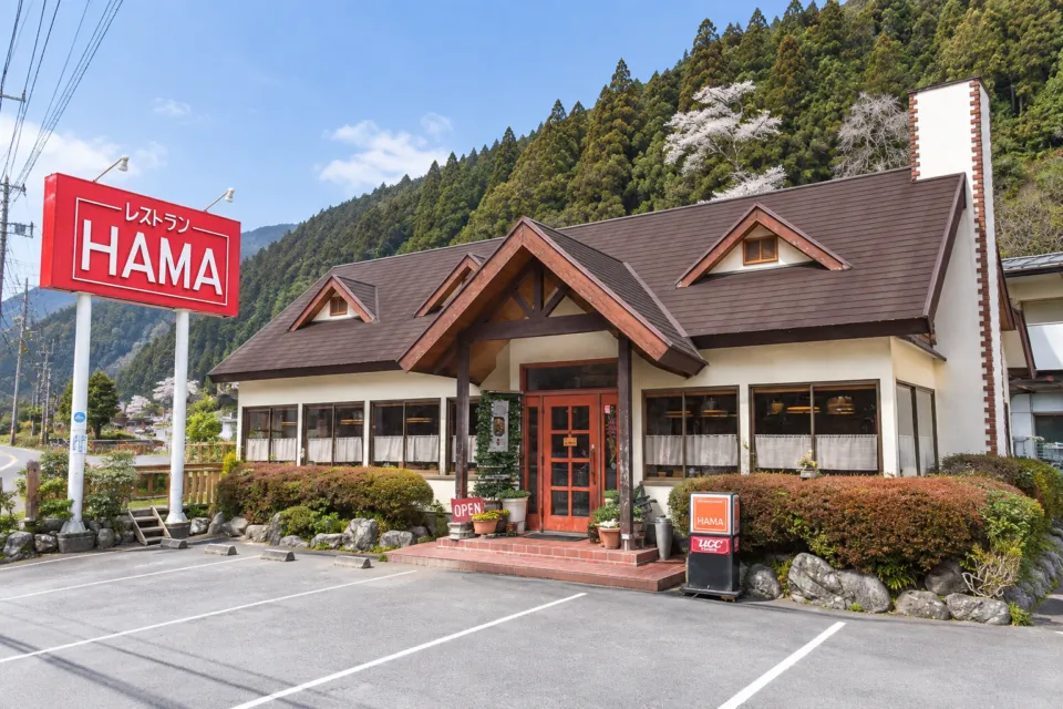 レストランHAMAの赤い看板が立つ店舗外観