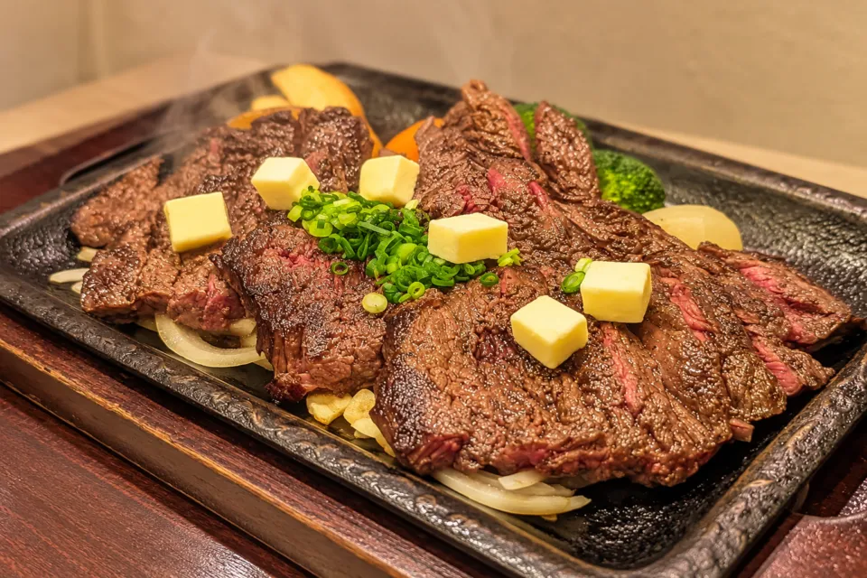 Restaurant Nikko えんやの鉄板に盛られたステーキ