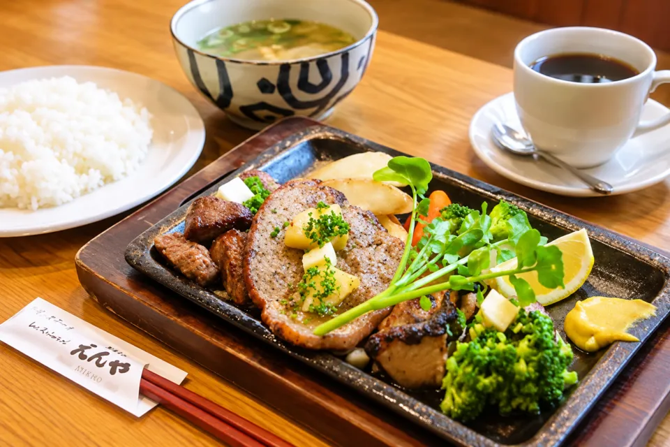 Restaurant Nikko えんやの3種類のハンバーグと付け合わせ