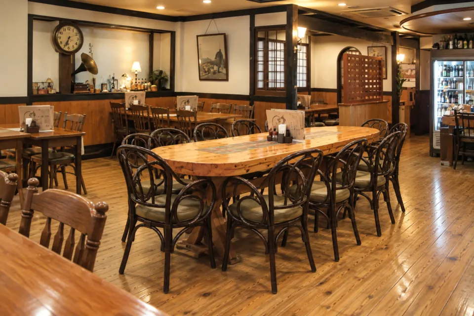 Restaurant Nikko えんやの木のテーブルと椅子が並ぶ店内