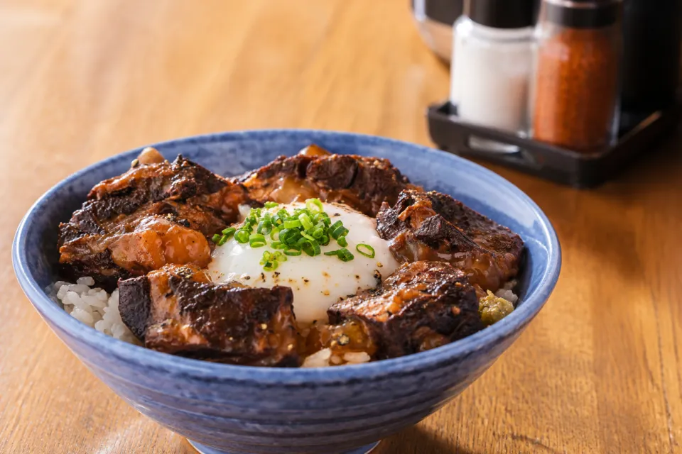 レストラン PANORAMAの肉を盛り付けた丼