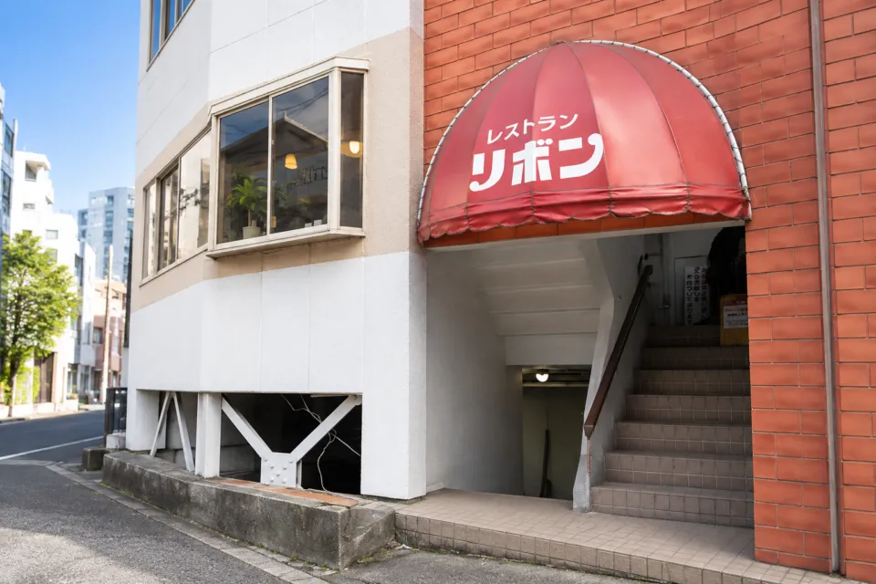 レストランリボンの赤いひさしの店舗入口