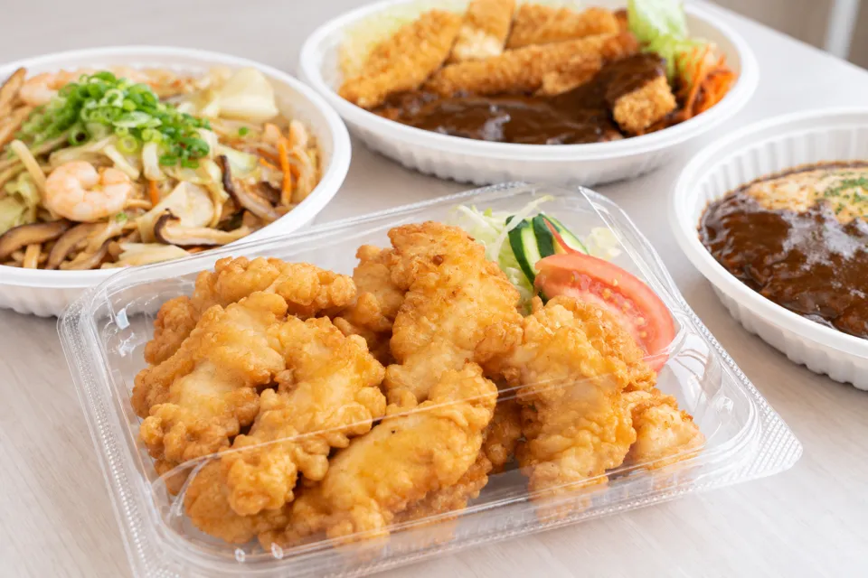 レストランリボンの持ち帰り容器に入った料理