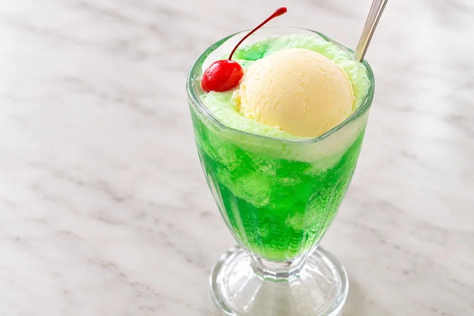 レストランリボンのアイスクリームを添えたクリームソーダ