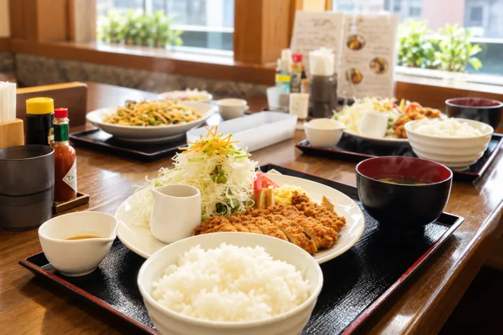 レストランリボンの店内のテーブルに並ぶ定食