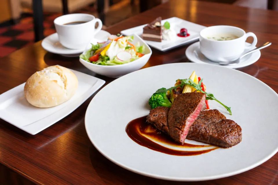 レストラン蔦のステーキランチの料理