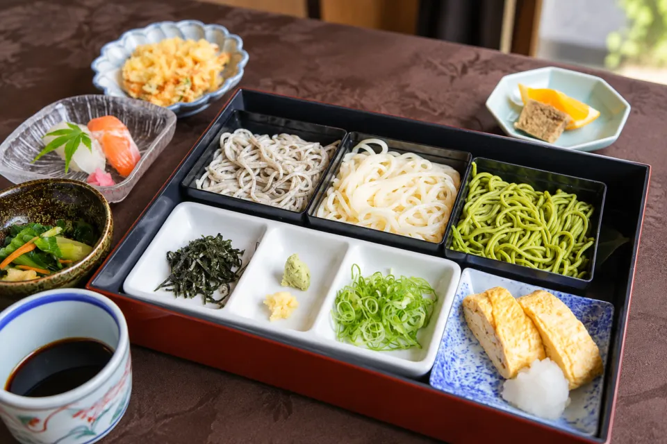 レストラン蔦の麺遊膳の三種の麺と小鉢