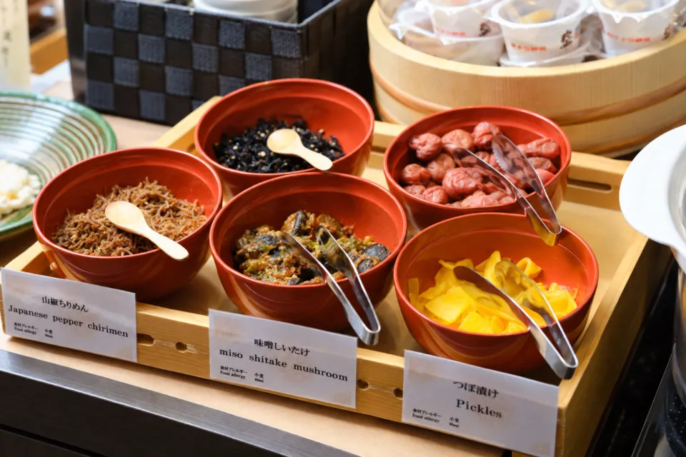 リッチモンドホテル秋田駅前の漬物や小鉢料理を並べた朝食の料理台