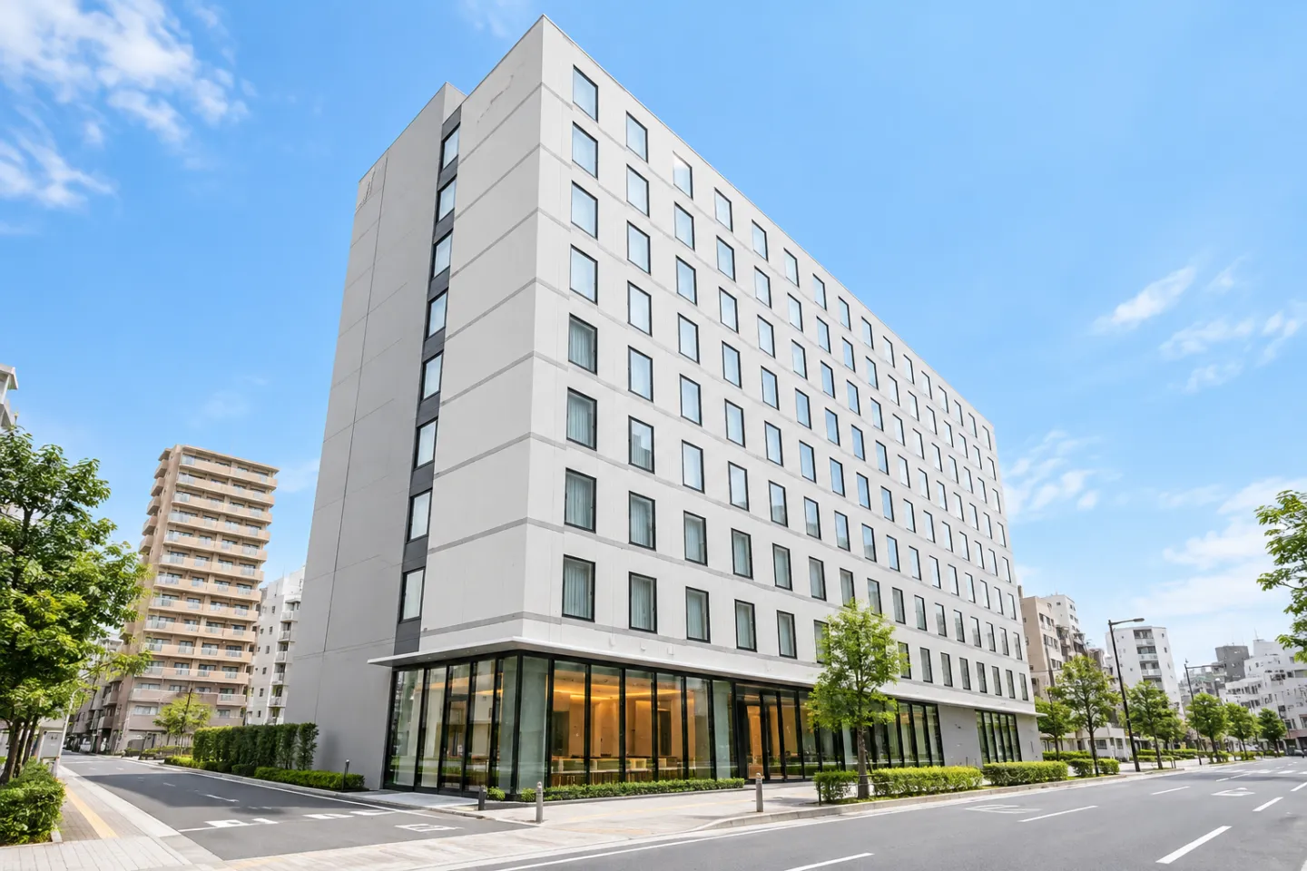 リッチモンドホテル姫路の青空の下に立つ建物外観