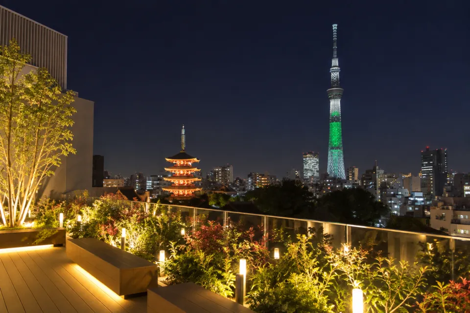 リッチモンドホテルプレミア浅草の夜の東京スカイツリーと五重塔の眺望