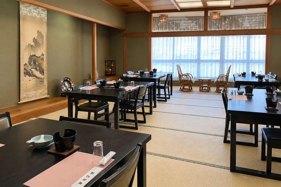 臨江館の窓のある食事会場