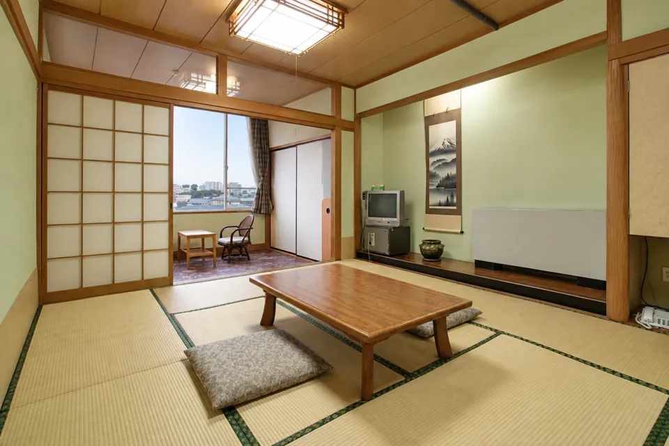 臨江館のテレビと座卓のある和室