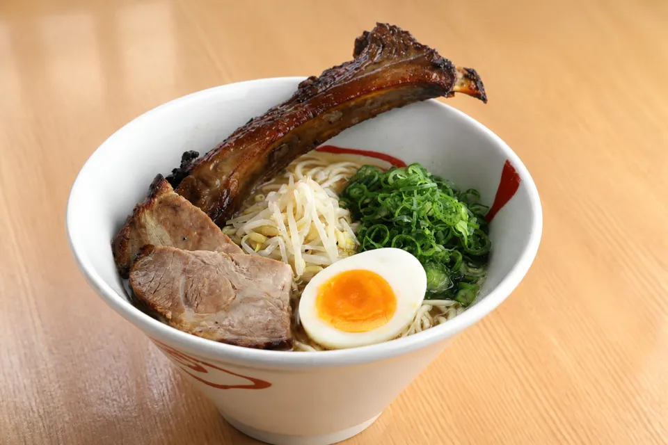 手のべ冷麺専門店 六盛 松原本店のスペアリブをのせた麺料理
