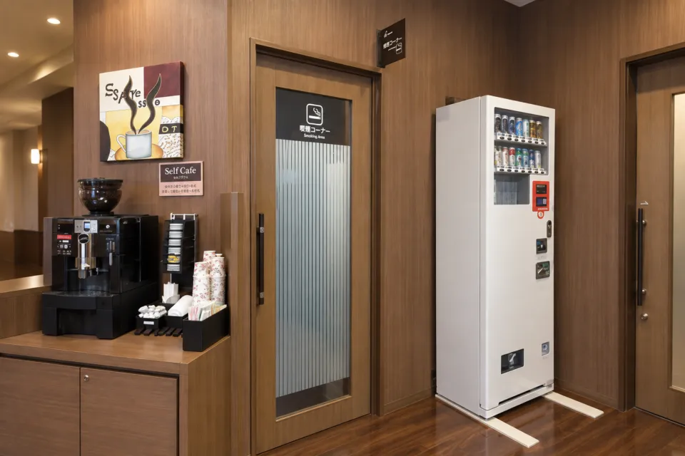 ホテルルートイン石巻中央の喫煙コーナー入口と飲料設備