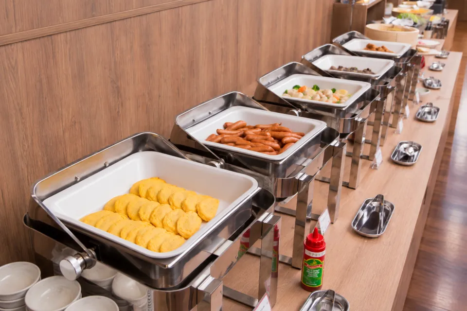 ホテルルートイン西武秩父駅前の朝食バイキングの料理台