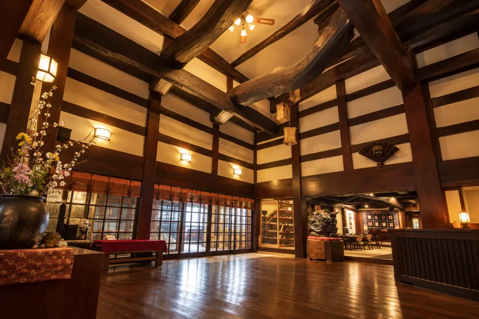 旅館あすなろの太い梁のあるロビー