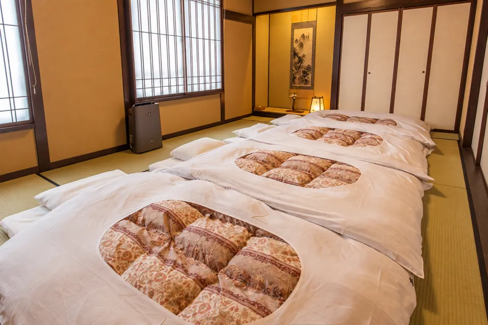 旅館あすなろの和洋室の畳に敷いた布団