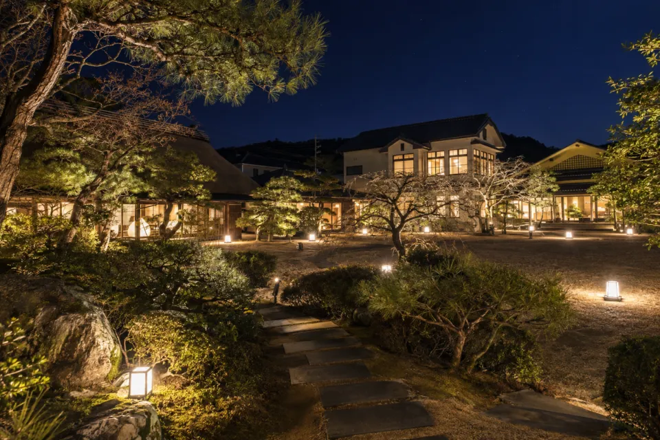 Ryokan 尾道西山のライトアップされた庭園
