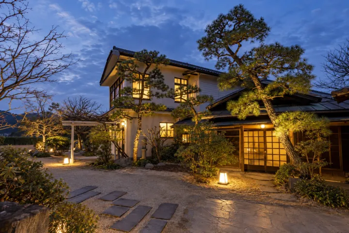 Ryokan 尾道西山の洋館の夕景
