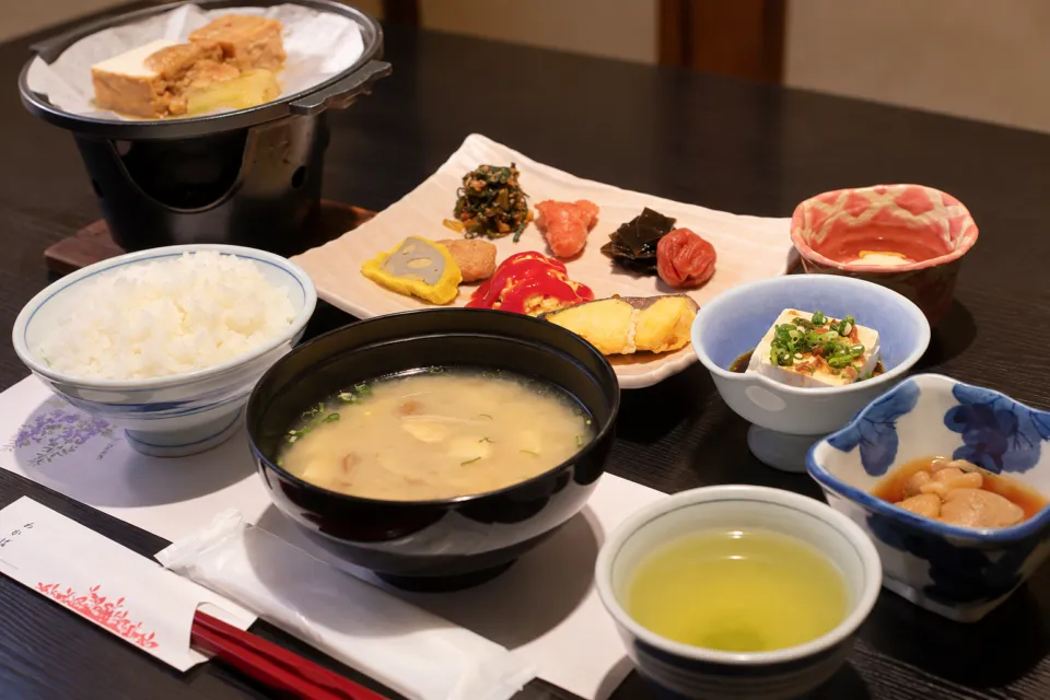 旅館わかばの朝食の膳