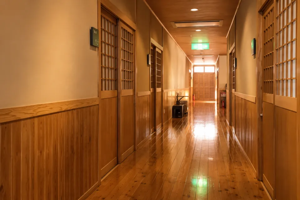 旅館わかばの木の床が続く館内廊下