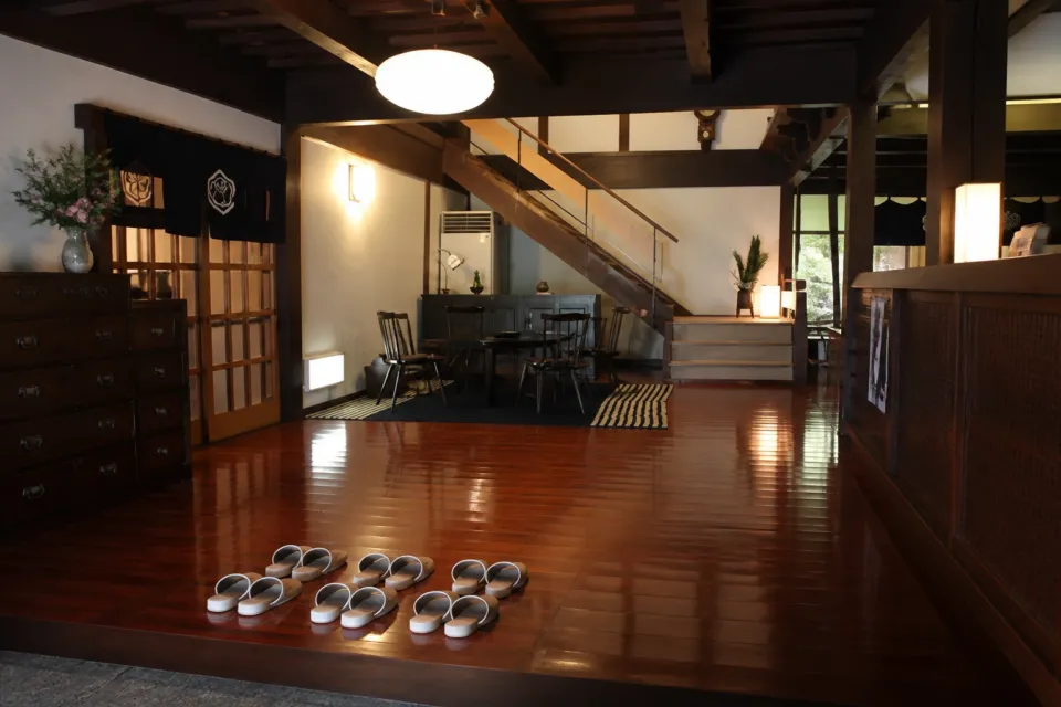 料理旅館 鶴形の歴史を感じるロビー