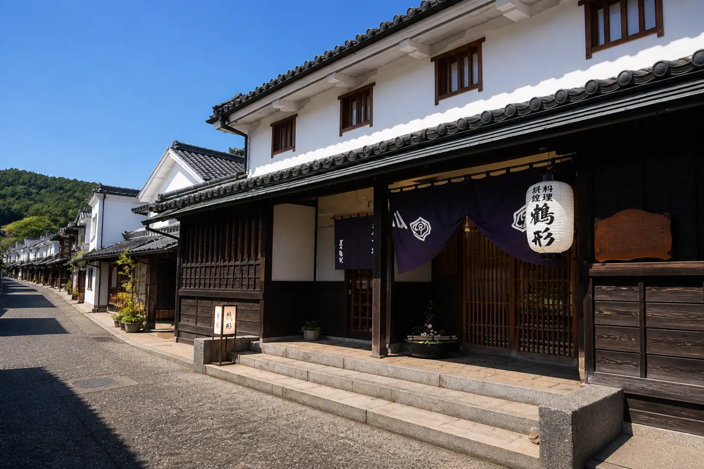 料理旅館 鶴形の外観と倉敷美観地区の町並み