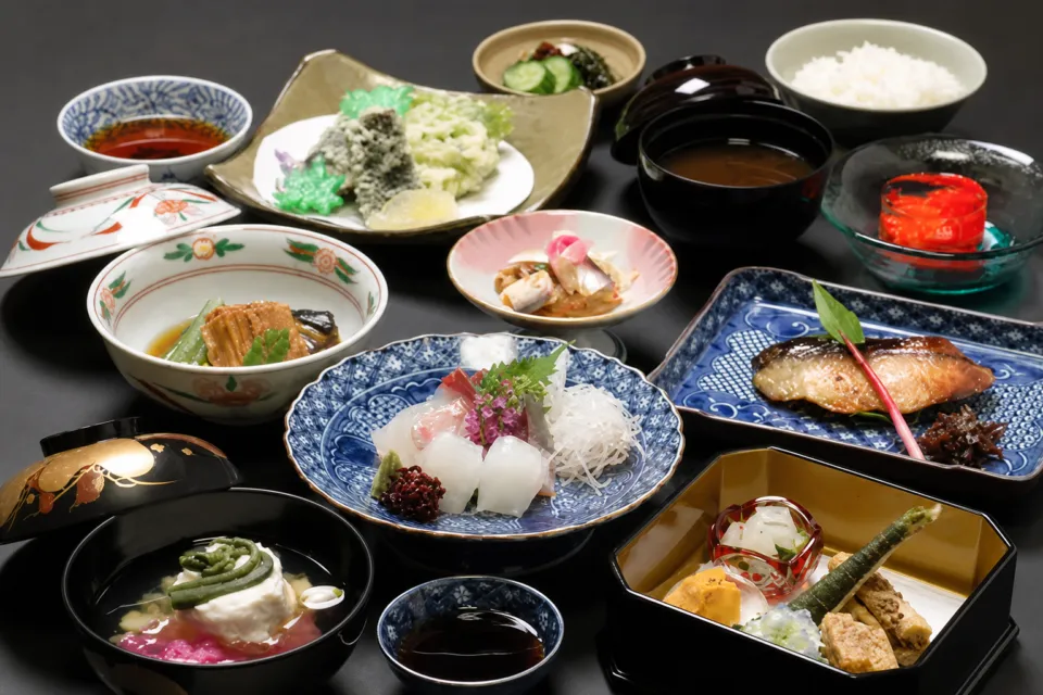 料理旅館 鶴形の客室で味わう夕食