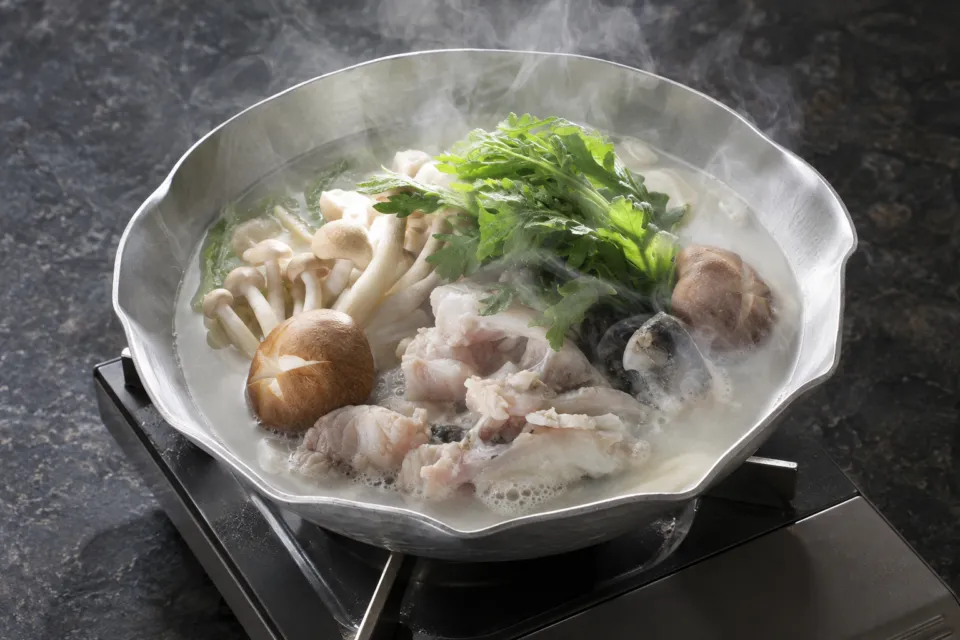 料亭古串屋のふぐと野菜を入れた鍋