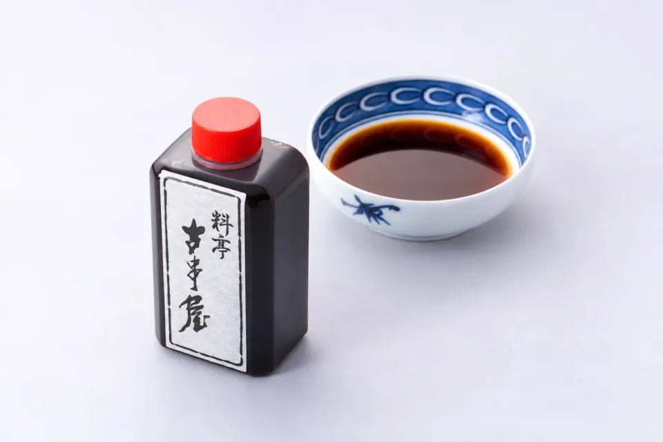 料亭古串屋の自家製ポン酢の瓶と小皿