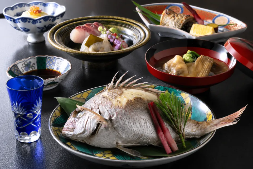 料亭 大友楼の鯛の唐蒸しと治部煮を含む加賀料理