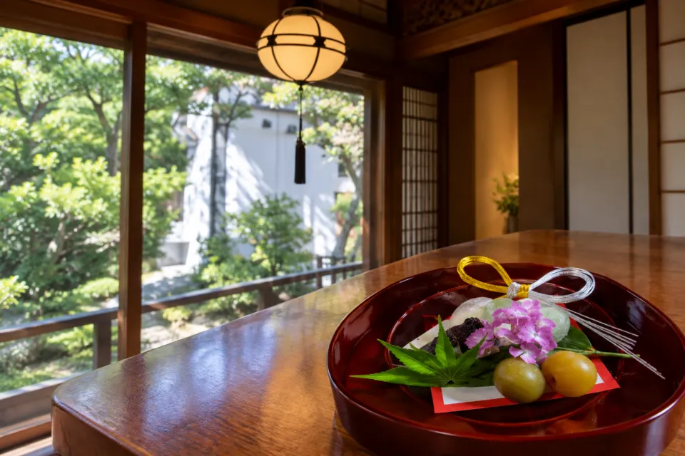料亭 大友楼の行灯と祝いの料理を組み合わせた写真