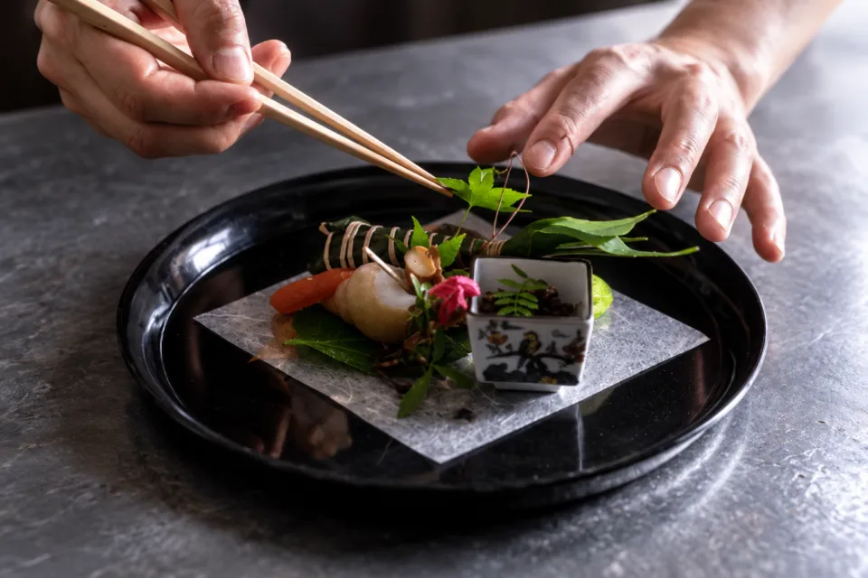 料亭 大友楼の器に料理を盛り付ける手元