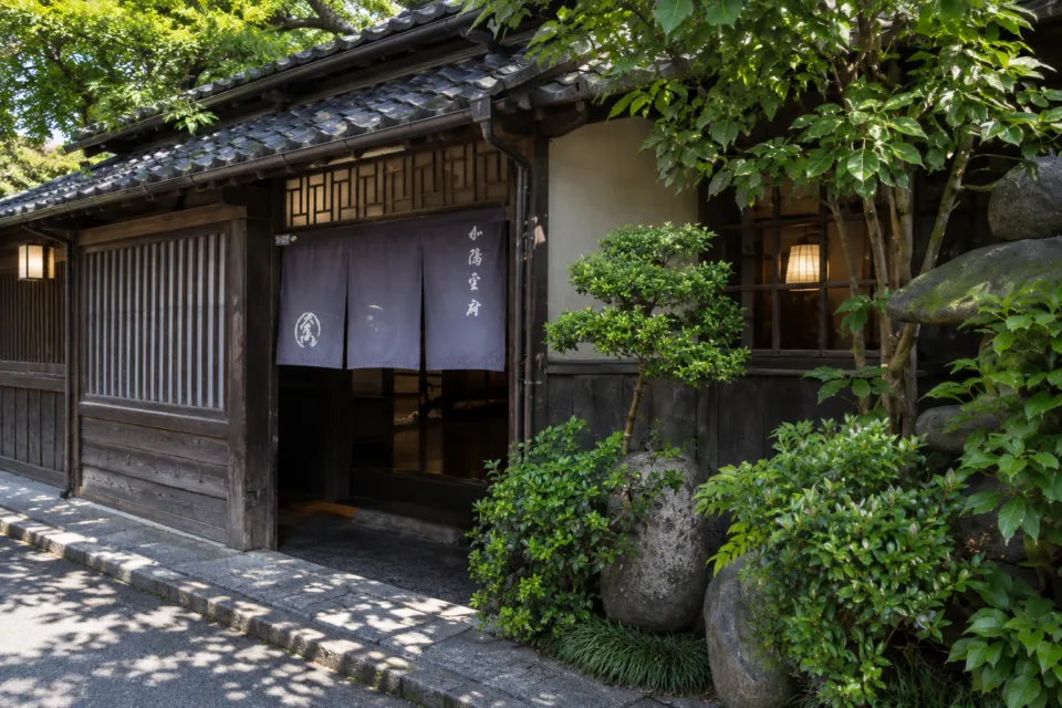 料亭 大友楼の正面玄関と植栽のある外観