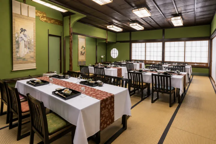 料亭 大友楼の大広間に並ぶテーブル席