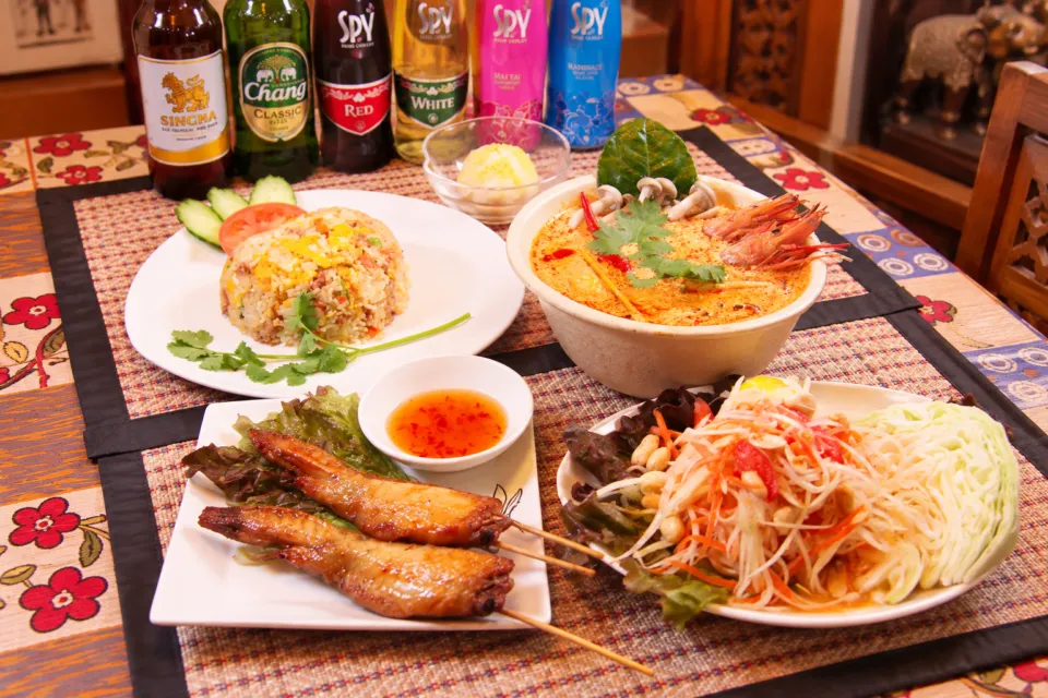 タイレストラン サバイの複数の料理を並べたAコース