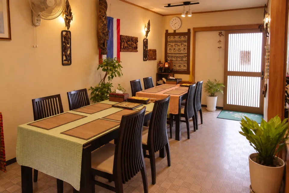 タイレストラン サバイのテーブル席が並ぶ店内
